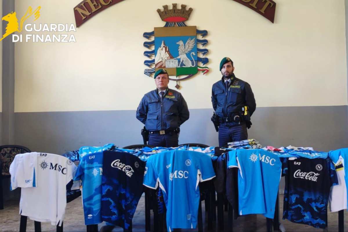 Massiccio Sequestro di Falsi Prodotti SSC Napoli: la Guardia di Finanza Smantella una Rete di Contraffazione