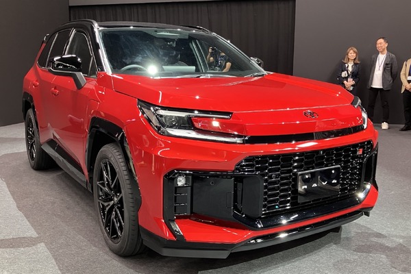 トヨタ RAV4 新型、大胆なデザイン刷新で話題沸騰！ファンから期待の声が多数
