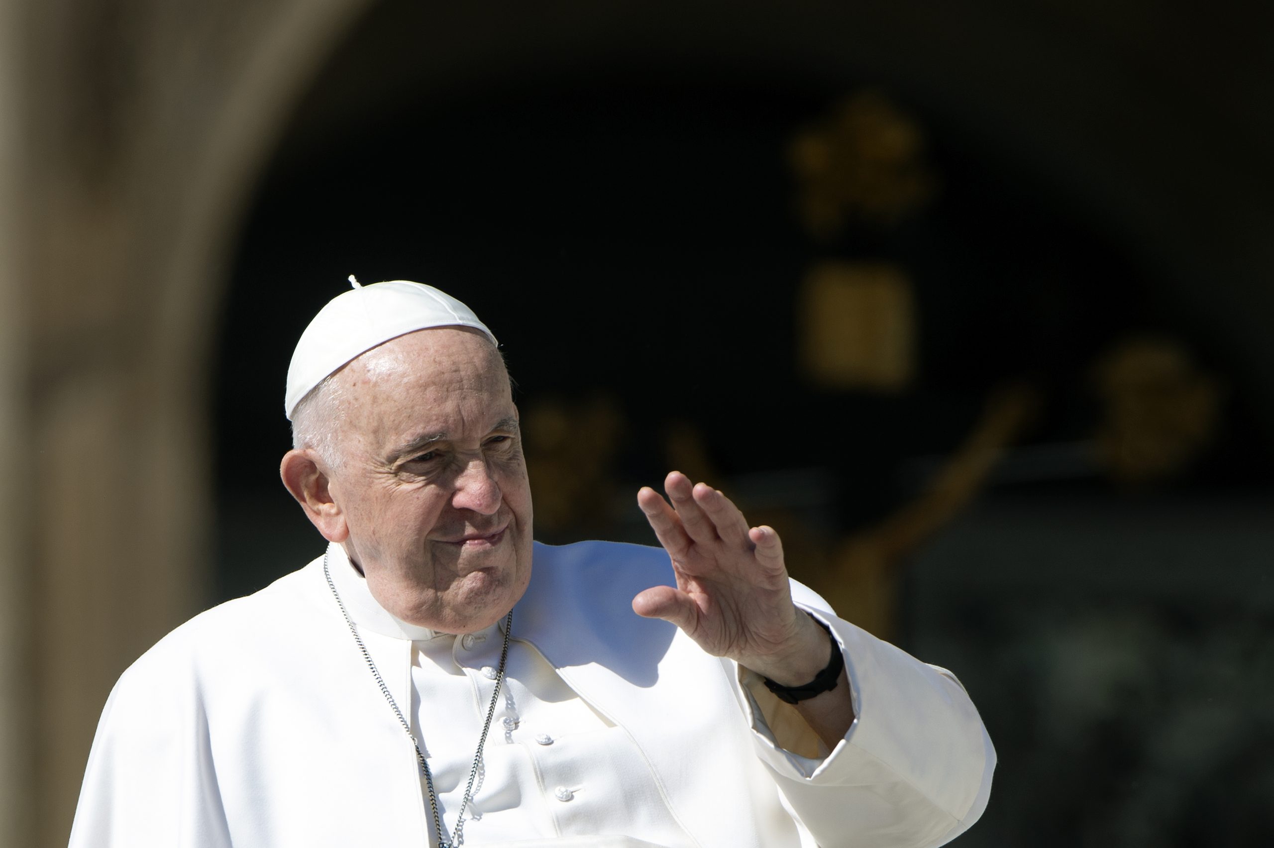 Il Mondo Piange Papa Francesco: Artisti e Celebrità Ricordano il Suo Impegno per la Pace
