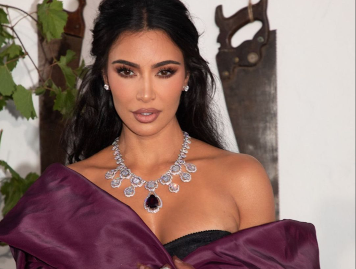 Kim Kardashian torna a Parigi per testimoniare: a processo la gang del colpo da 10 milioni