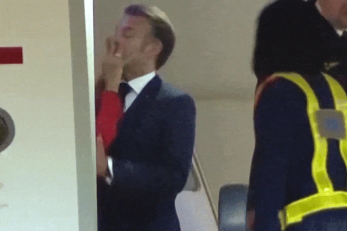 Lo Schiaffo che ha Scosso Parigi: Cosa è Successo Davvero tra Emmanuel Macron e Brigitte?