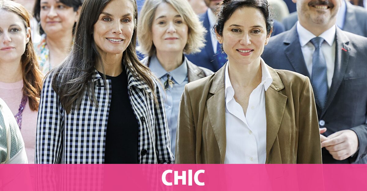 Los looks de entretiempo de la reina Letizia y Ayuso en el acto por el centenario de la Cuesta de Moyano