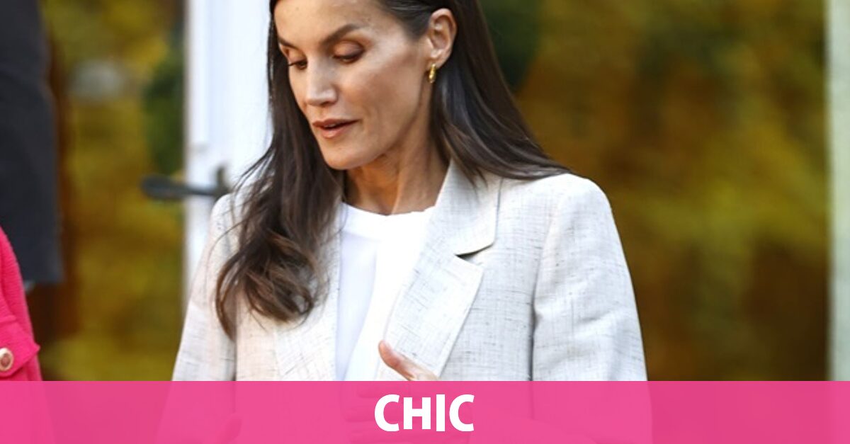 Letizia Sorprende con un Elegante Look de Lino Beige: La Reina Domina el Entretiempo con Estilo