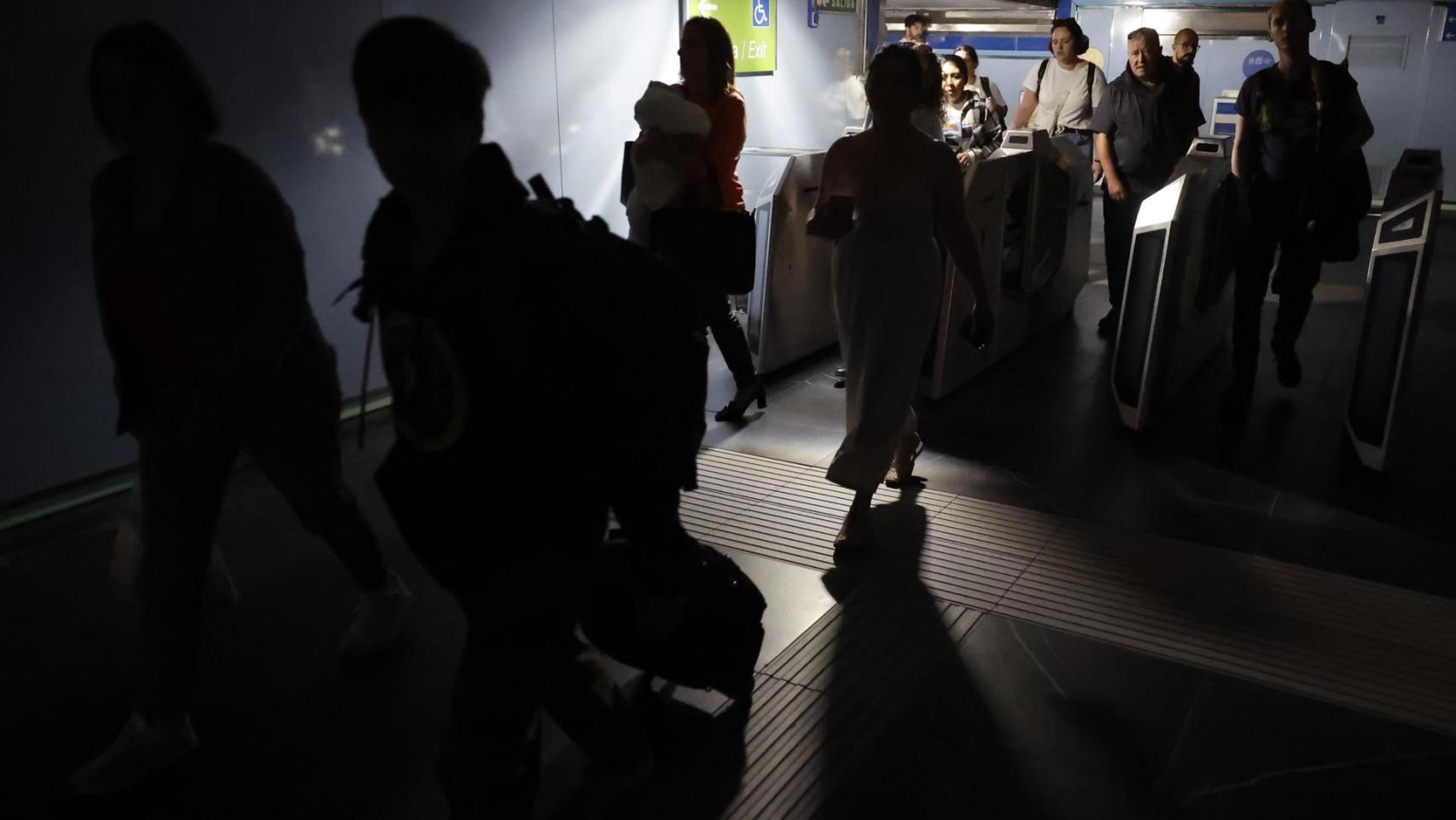 España en la oscuridad: apagón energético masivo paraliza el país y se extiende por Europa
