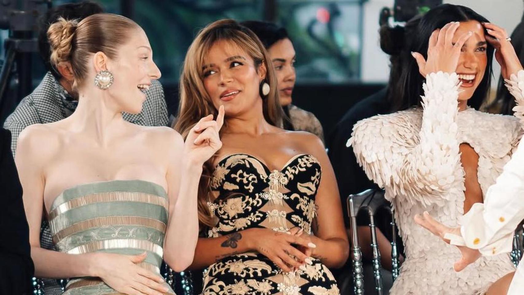 'Celebrities' urbanas en los 'front row', ¿sí o no? Abrimos debate tras la asistencia de Karol G a la Semana de la Alta Costura