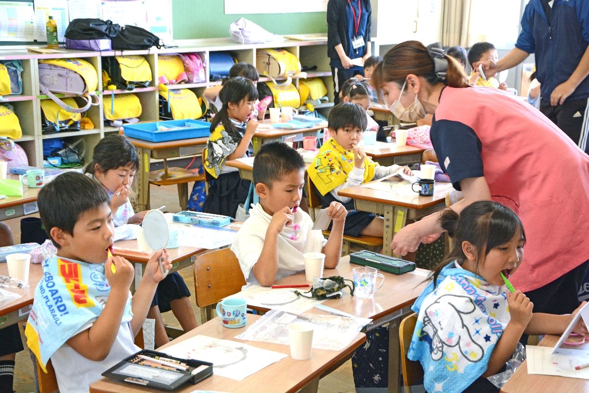 子どもたちの笑顔を守る！小城・多久歯科医師会が三日月小でブラッシング指導を実施 - 虫歯予防の重要性を伝える40回目の取り組み