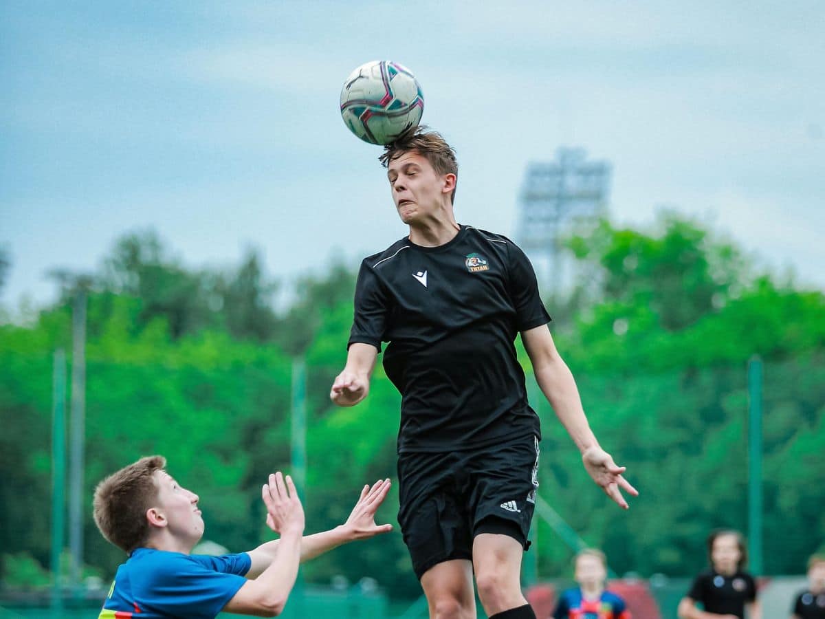 Kopballen en Dementie: Nieuw Onderzoek Waarschuwt Voetballers en Andere Sporters