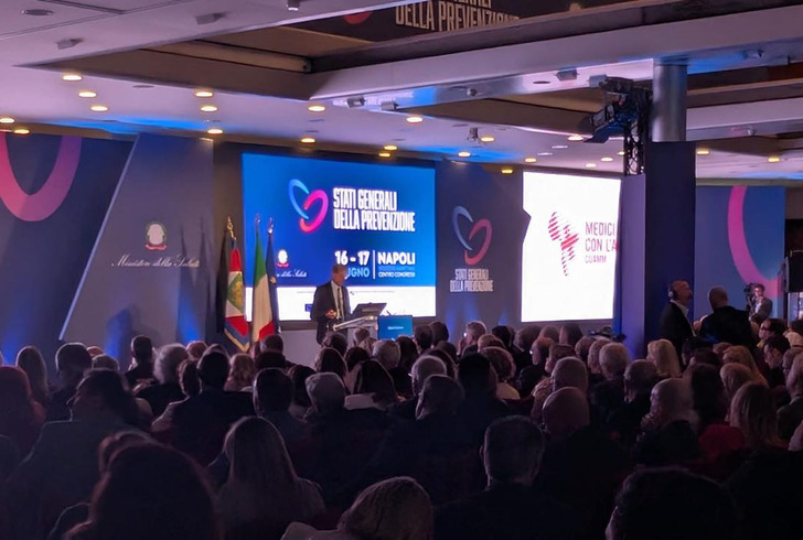 Allarme Mantovani: Vaccinare i Giovani non Solo contro le Malattie, ma anche contro Stili di Vita Scorretti e Fake News