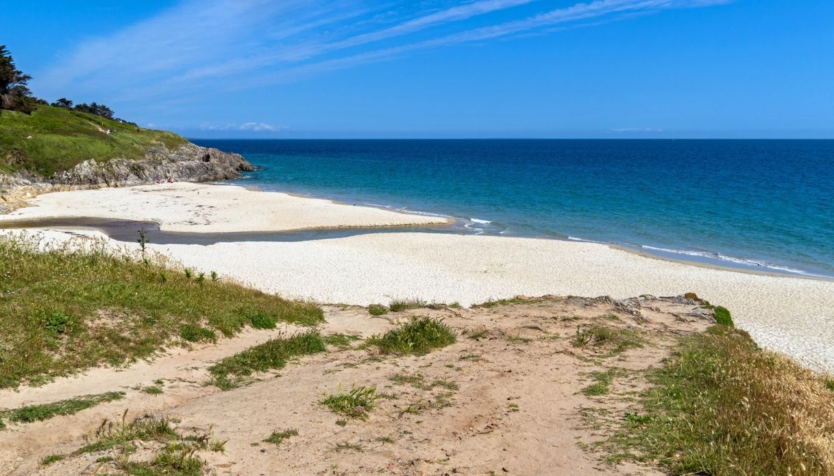 Scopri la Spiaggia di Thaiti, il Paradiso Nascosto di Saint-Tropez