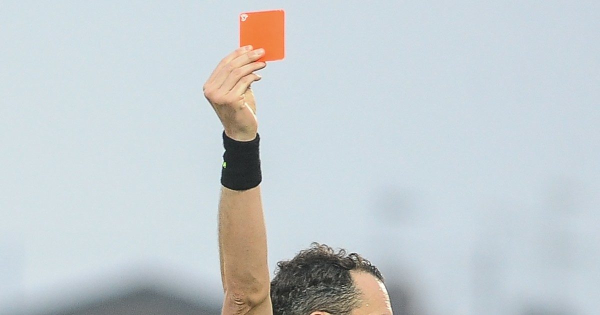 Finta goffra: quando il calciatore confonde l'arbitro con l'avversario