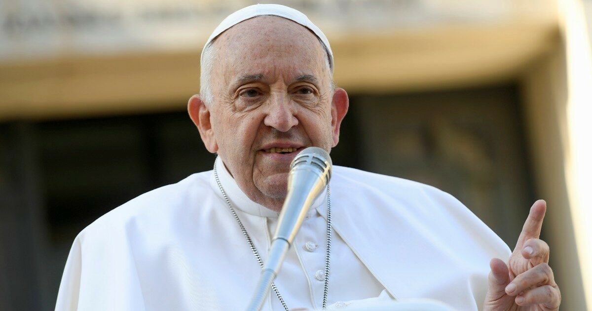 Papa Francesco si ferma durante l'omelia a causa di problemi di salute: 'Difficoltà di respiro'