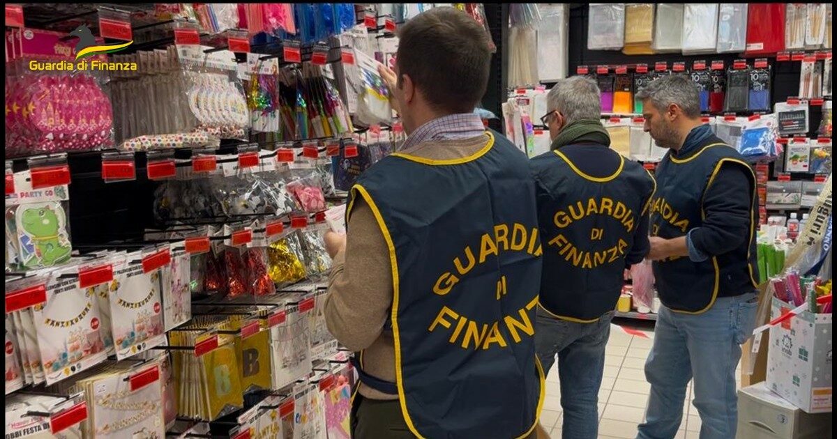 Maxi Sequestro di Addobbi Natalizi Irregolari: 47 Milioni di Prodotti Confiscati
