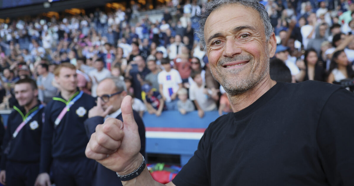 "Da quando pratico il grounding non ho più avuto allergie né raffreddori". Ma la routine mattutina di Luis Enrique ha basi scientifiche?
