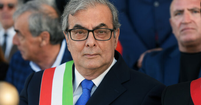 "Uffici bonificati dalle cimici della Guardia di Finanza a spese del comune": le accuse al sindaco di Molfetta