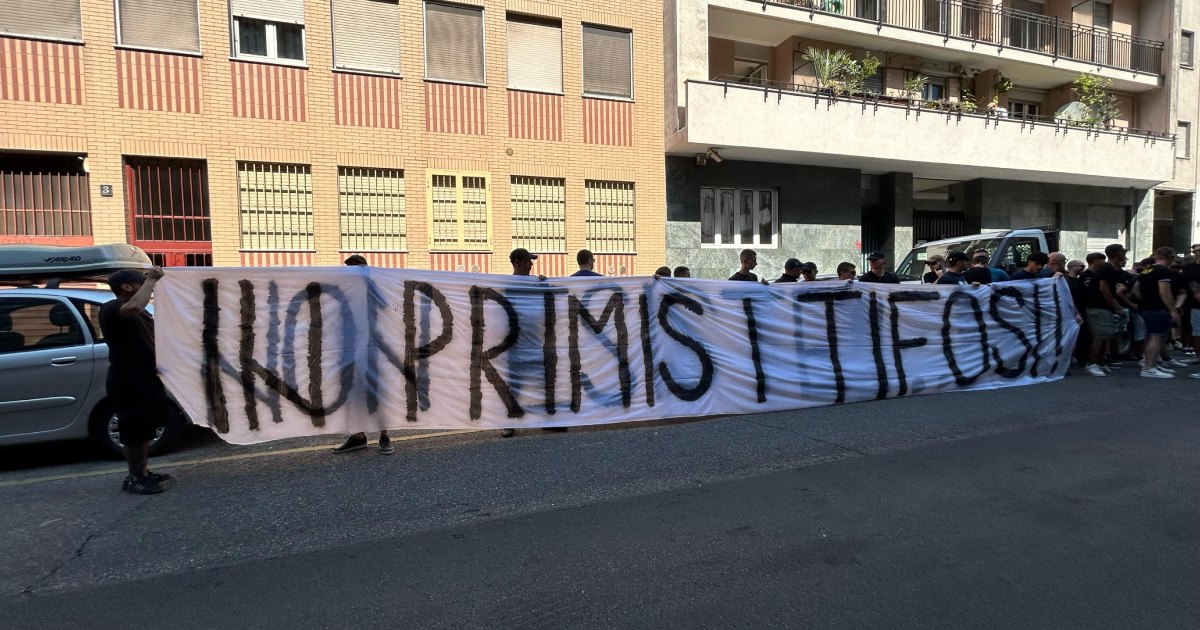 "Prima i tifosi!": protesta degli ultras di Sampdoria e Brescia sotto la sede della Lega Calcio (e contro Cellino)