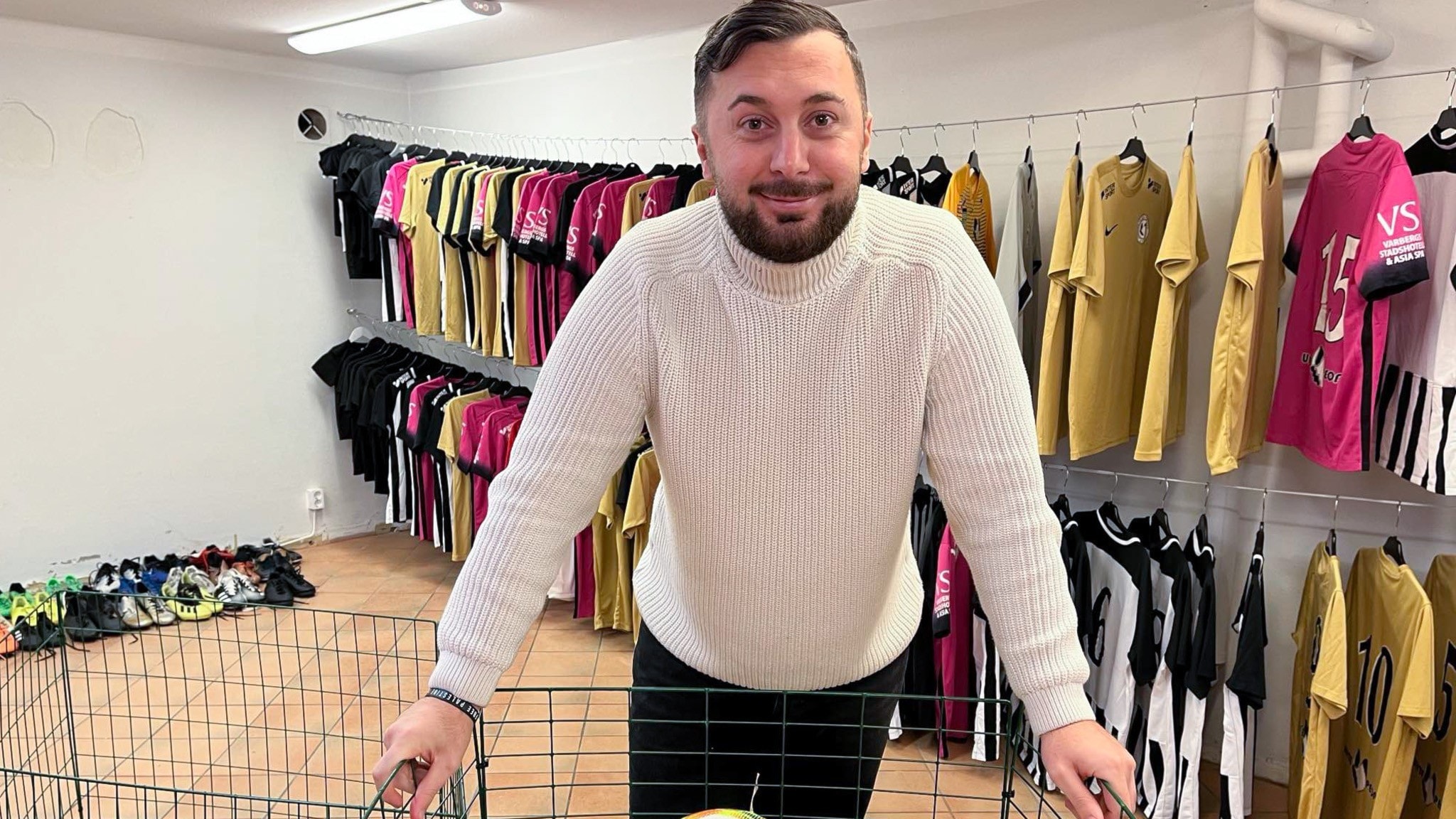 Ge alla en chans att idrotta - Unite People FC öppnar secondhandbutik för sportprylar