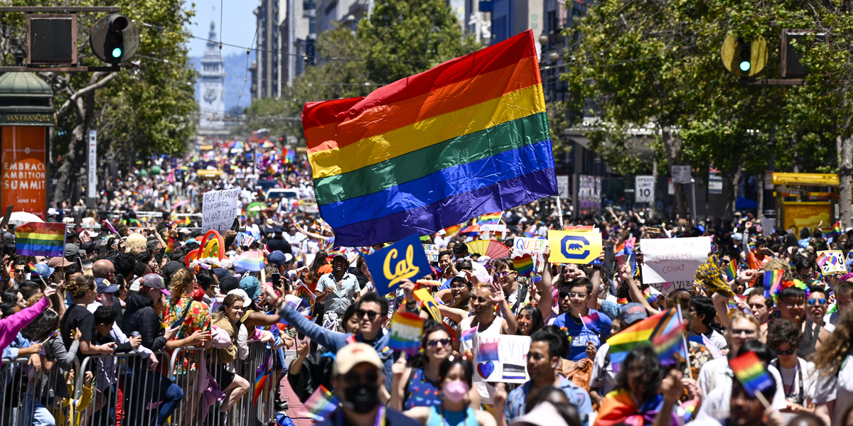 Sponsorizzazioni Pride: le Grandi Aziende Frenano – Cosa Sta Succedendo in Italia e negli Stati Uniti?