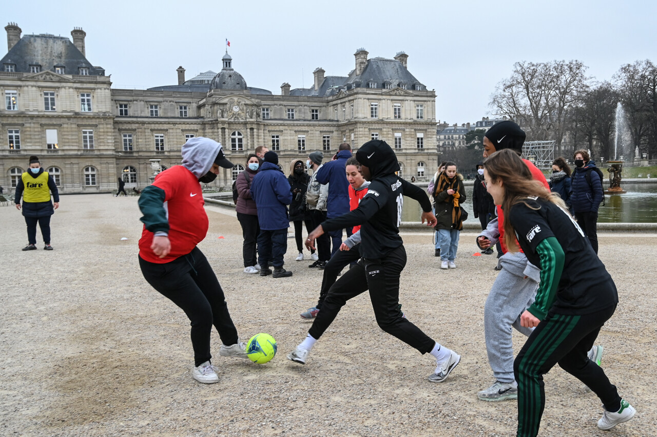Voile sur les terrains de sport : les règles actuelles en France