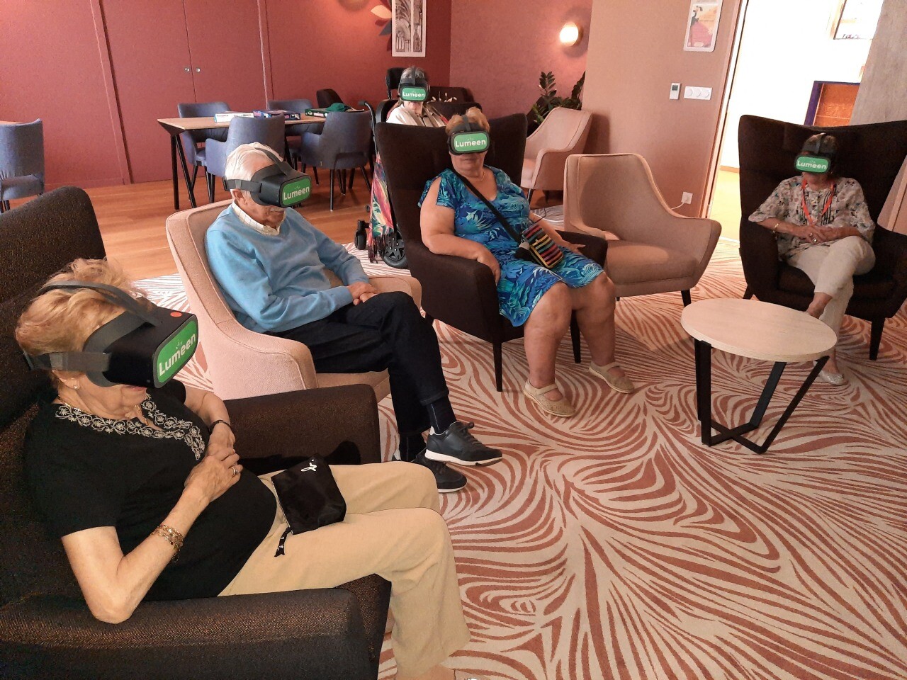 Voyage Virtuel Émergent : Les Seniors de Cahors S'envolent Grâce à la Réalité Virtuelle !