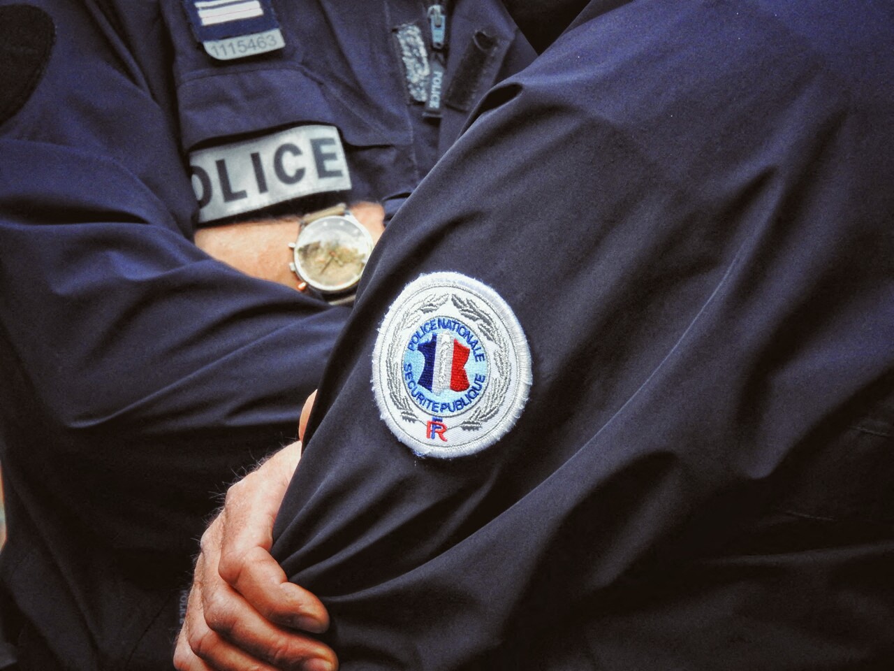 Mariage à Paris : la police met fin à un cortège et découvre des "cadeaux" illicites