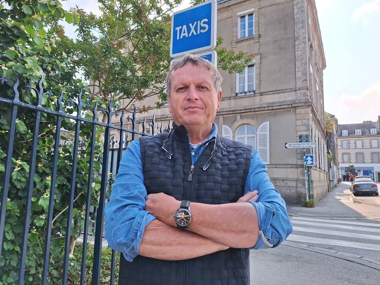 Pontivy : Le Taxi Légendaire d'Olivier Pinabel, Témoin de Rencontres Étoilées et de Décennies de Services
