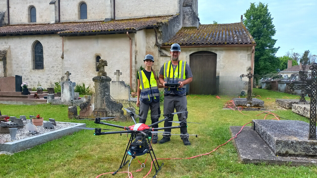 Révolution à Cudos : Un Drone Nettoie la Toiture de l'Église Médiévale ! (Gironde)