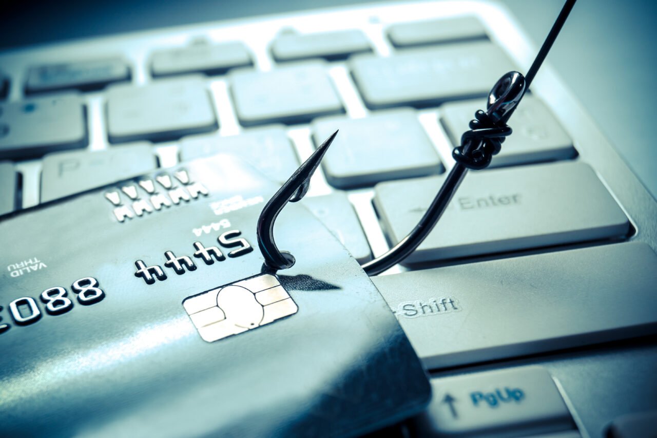 Carding - co to jest i jak chronić swoje pieniądze przed cyberprzestępcami?