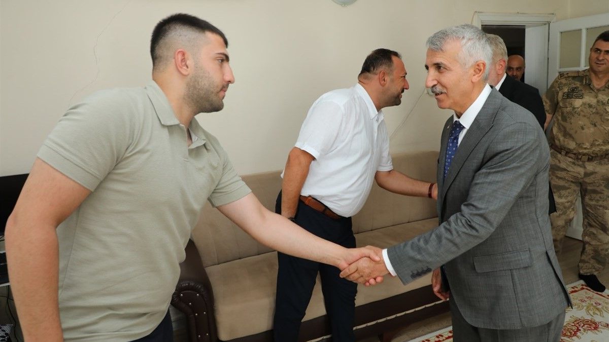 Vali Ünlüer, metan gazından etkilenen Mehmetçik'i ziyaret etti