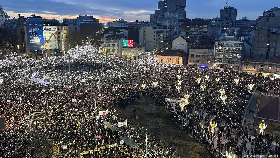 Трагедия в Нови-Саде: массовые протесты в Белграде с требованием справедливости