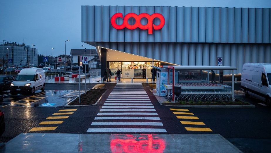 Coop in Difficoltà: I Supermercati in Crisi, ma la Finanza Salva il Bilancio - Cosa Sta Succedendo?