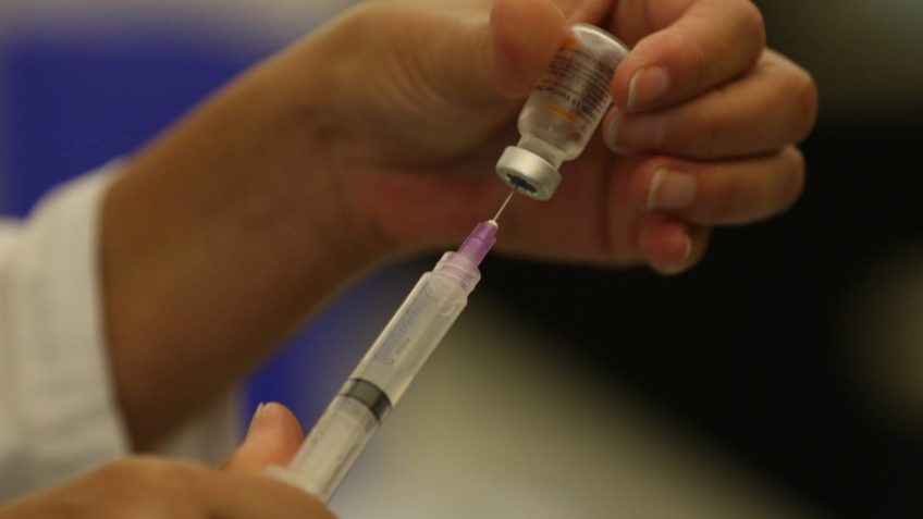 Vacina da Dengue: Saúde Amplia Público-Alvo para Imunizantes Próximos ao Vencimento