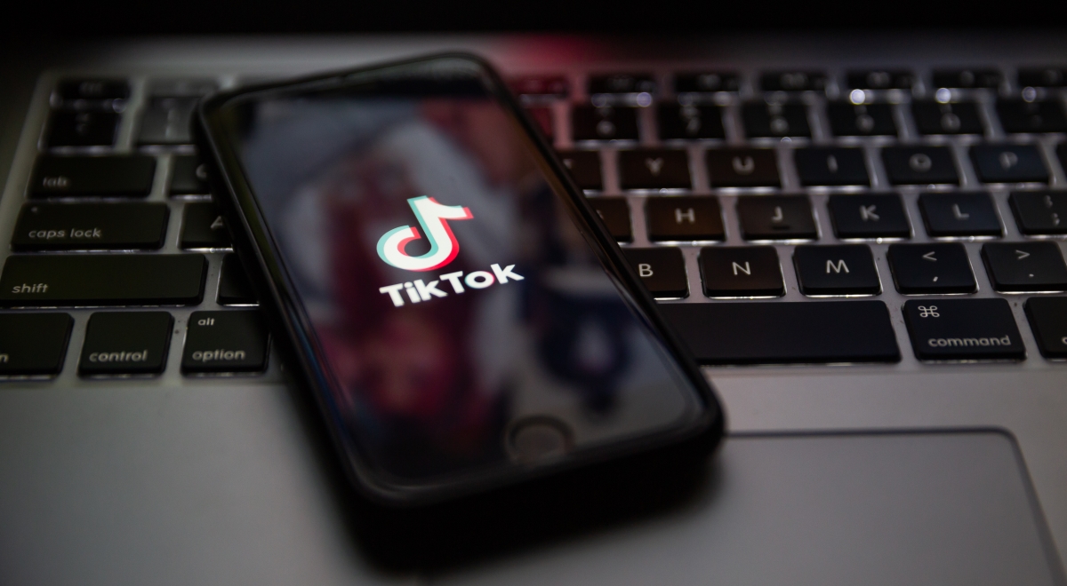 TikTok: Zabawna Rozrywka Czy Źródło Negatywnych Trendów? Analiza Wpływu Platformy na Młodych Użytkowników