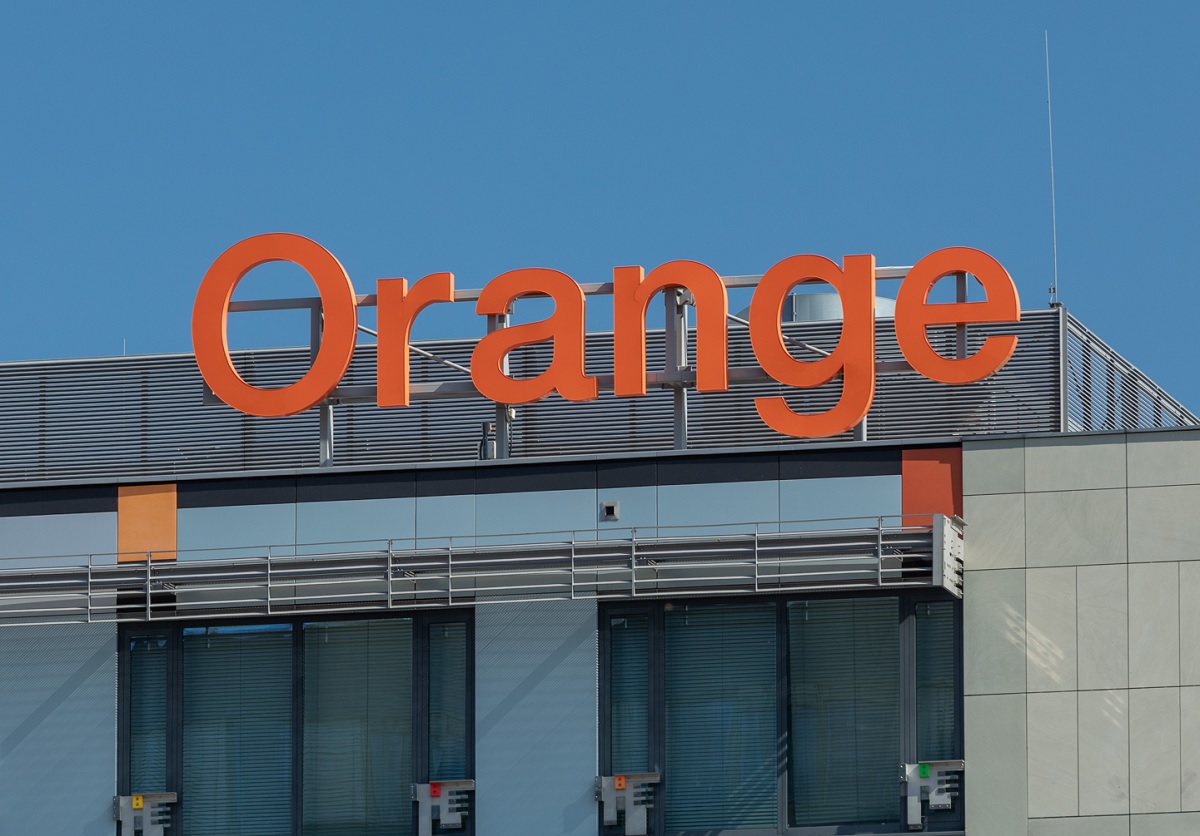 Orange Polska notuje wzrost liczby klientów internetu światłowodowego i telewizji