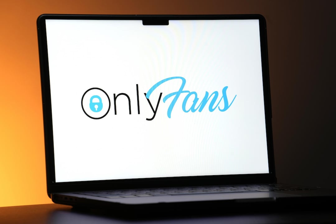 Oltre 110mila euro su OnlyFans con l'aiuto del marito ma non dichiara nulla, beccata dalla Finanza