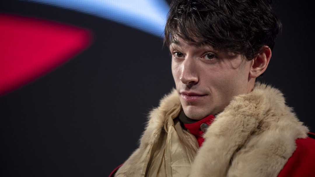 Cosa è successo a Ezra Miller, tutte le accuse contro il cantante e i problemi di salute mentale