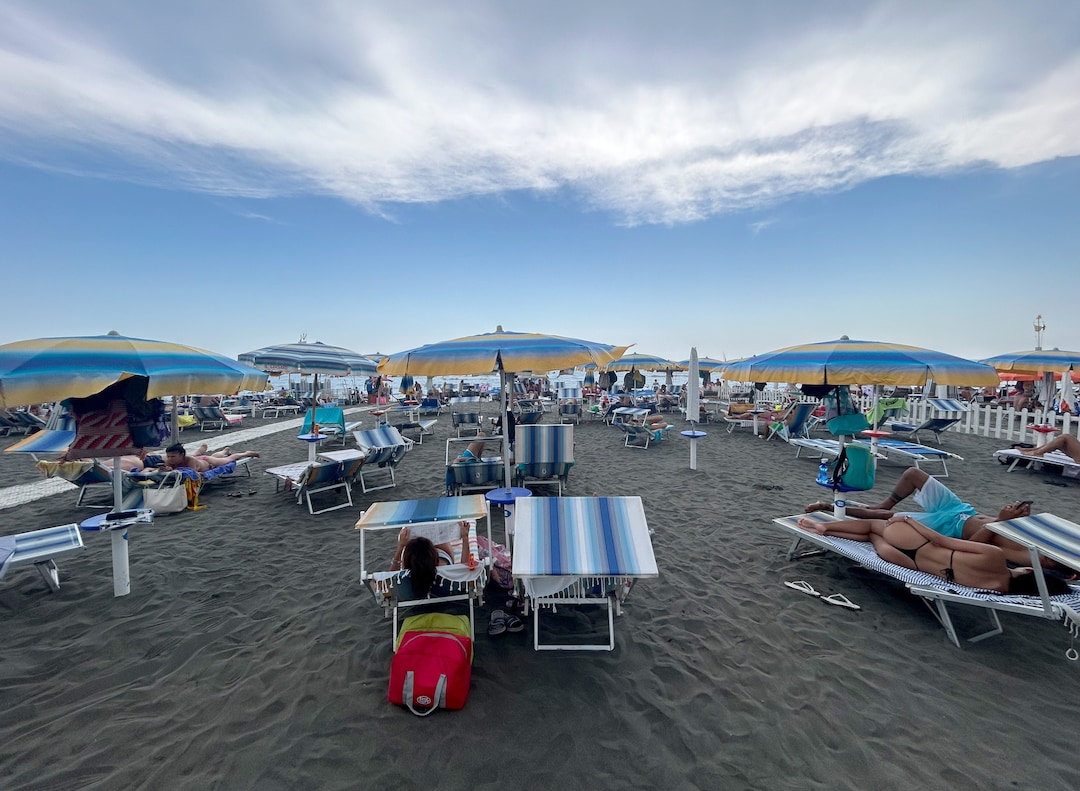 Ostia, botta al lido: chiusi 4 stabilimenti balneari per mancanza di concessioni. La Finanza interviene!