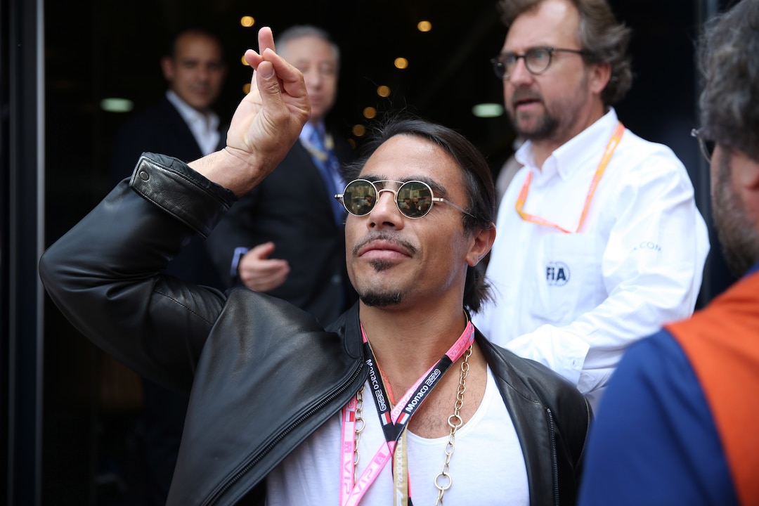 Salt Bae Arriva a Napoli: Il Ristorante del Macellaio-Chef Turco Apre le Porte