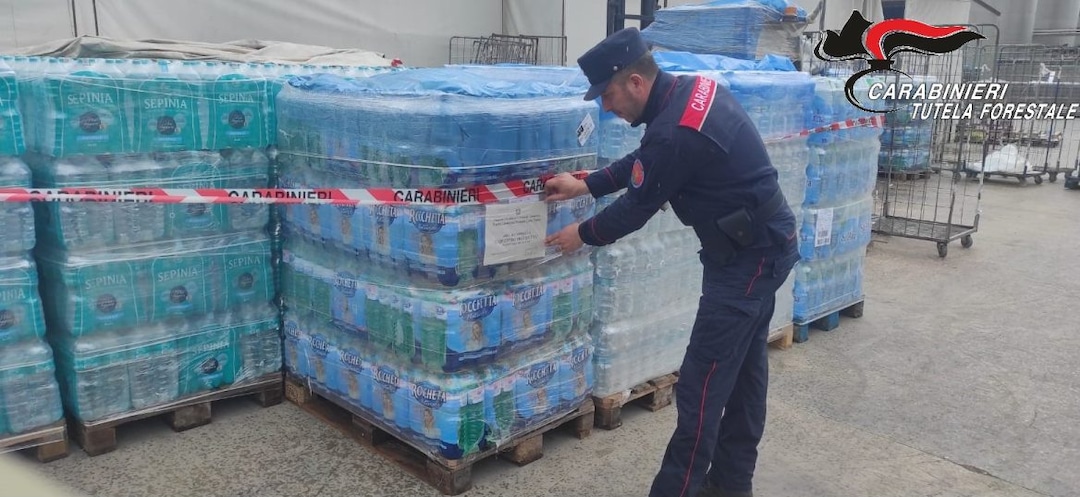 Bottiglie d'acqua minerale lasciate al sole: pericolo per la salute, sequestrate 4mila in un supermercato