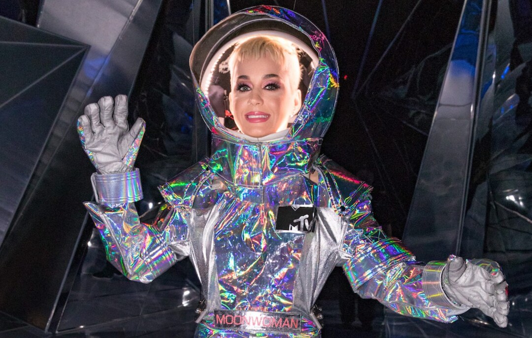 Jeff Bezos spedisce Katy Perry nello Spazio: l'equipaggio è guidato dalla fidanzata Lauren Sanchez