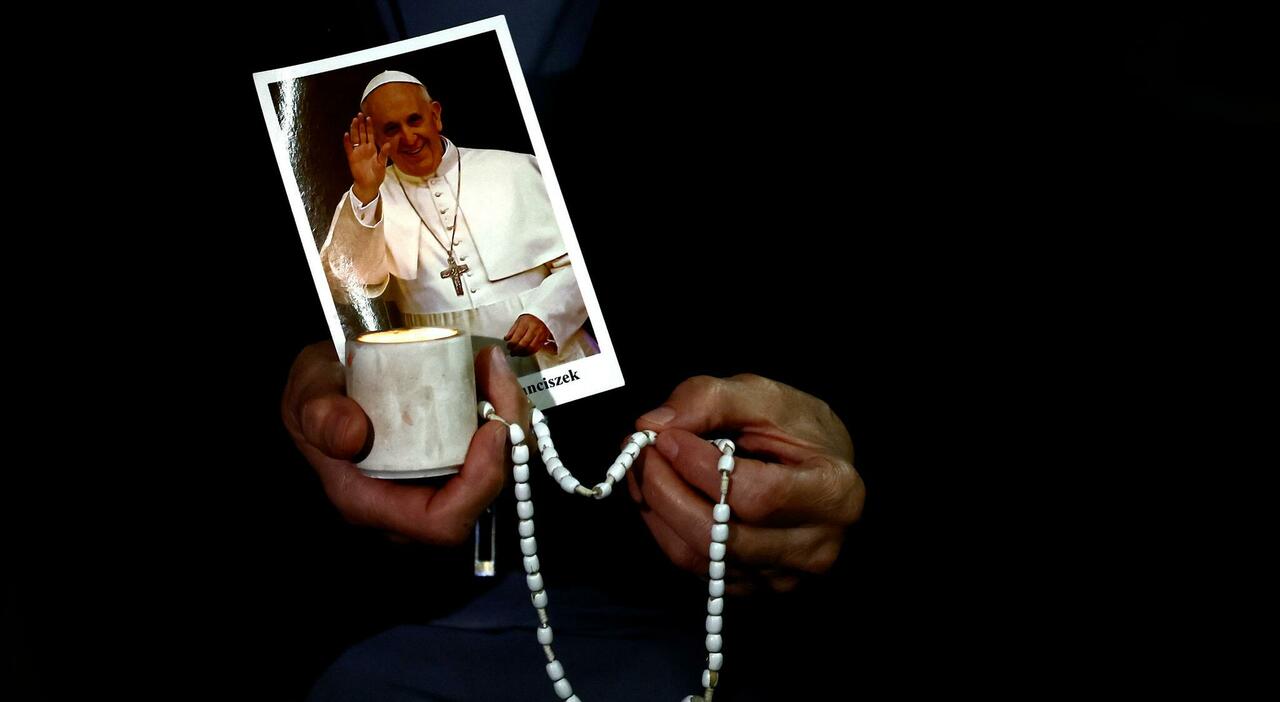 Papa Francesco: Aggiornamento sulla Salute, Condizioni Stabili e Utilizzo della Maschera per un Migliore Riposo