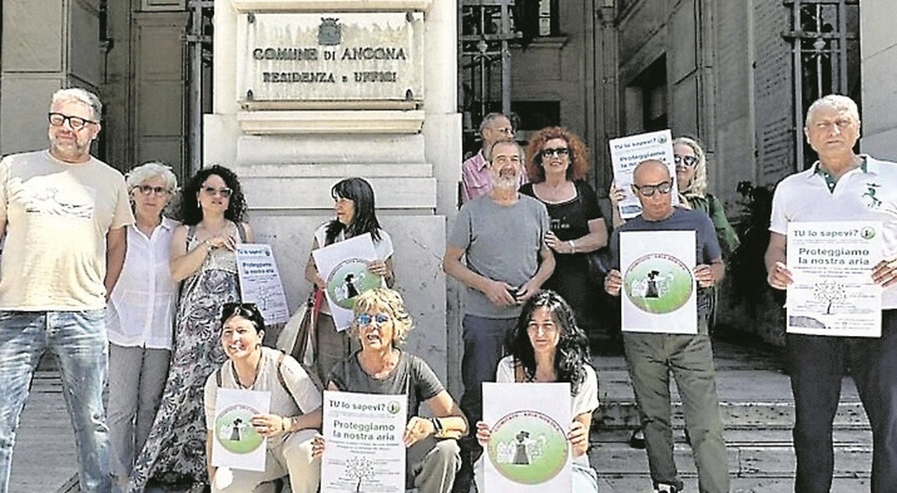 Ancona: 4.000 Cittadini Contro il Forno Crematorio! Preoccupazioni per la Salute e Firma Consegnata al Comune