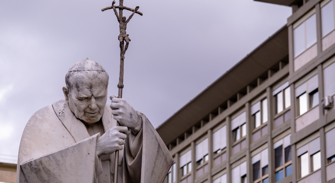 Bronchite, cosa è e perché il Papa è stato ricoverato: sintomi, cure, tre diverse condizioni (Bpco è più grave)