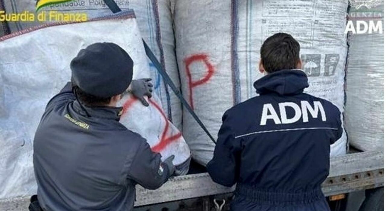 Sequestro di rifiuti tossici: 58 tonnellate bloccate ad Ancona nell'operazione 'Metal Gate'