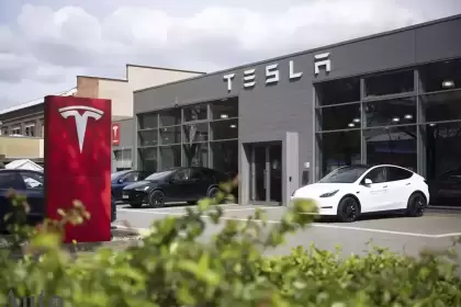 Tesla Entra en un Mes Decisivo mientras las Acciones de TSLA Tropiezan al Comienzo