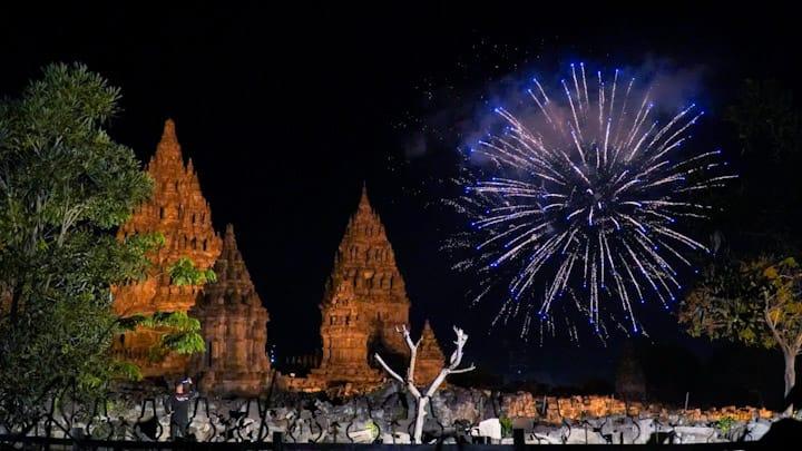 Sambut Malam Tahun Baru 2025 di Candi Prambanan dengan Raisa dan JKT48!