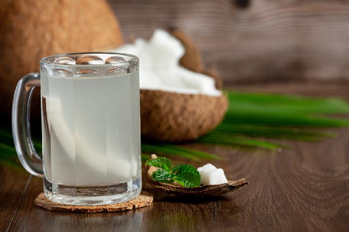 10 Manfaat Luar Biasa Minum Air Kelapa Murni untuk Kesehatan Tubuh