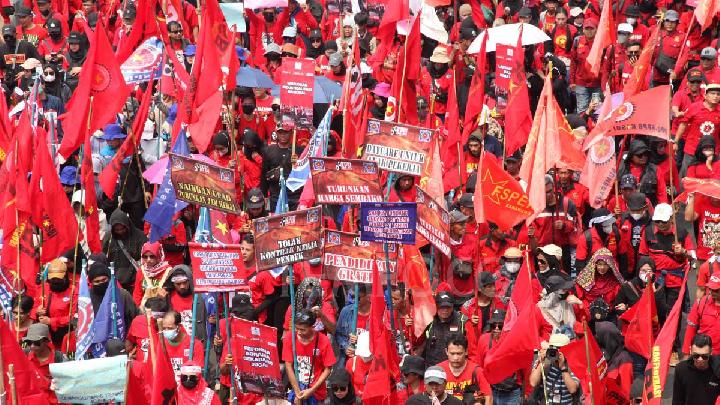 Peringati Hari Buruh di Depan DPR, Aliansi Perempuan Tuntut RUU PPRT Disahkan