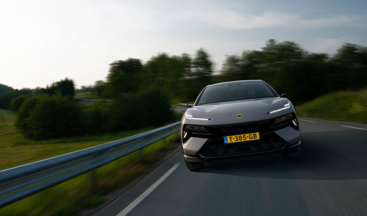 Lotus Eletre: Il SUV Hyper Hybrid che Rivoluziona il Futuro del Marchio - Anteprima Esclusiva!