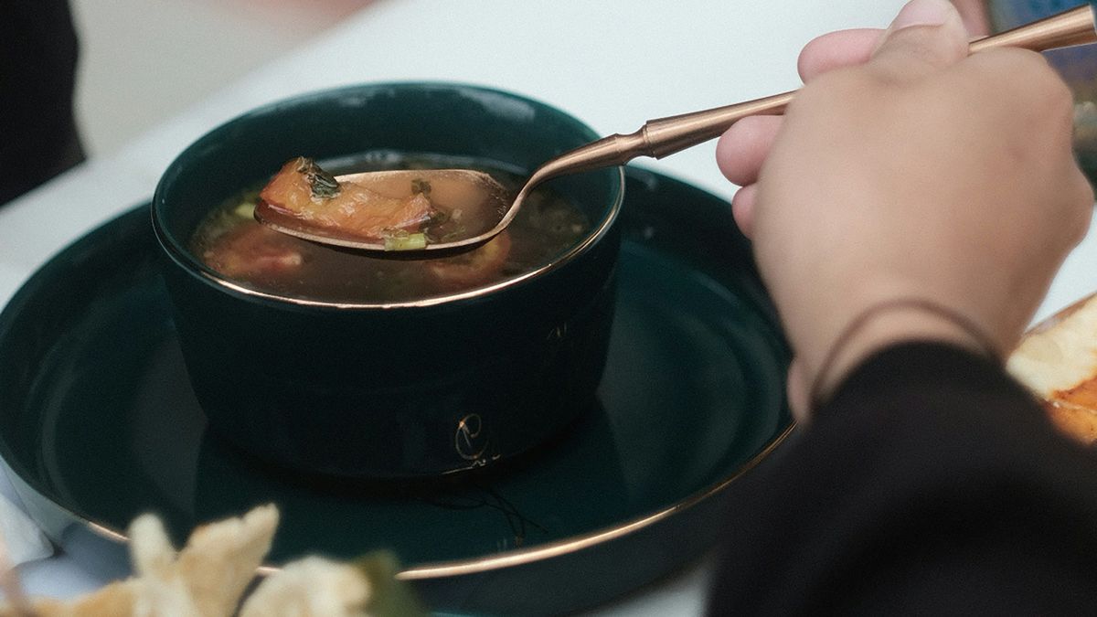 Caldo de Osso: A Moda Saudável que Está Bombando Entre Celebridades - Será que Funciona?