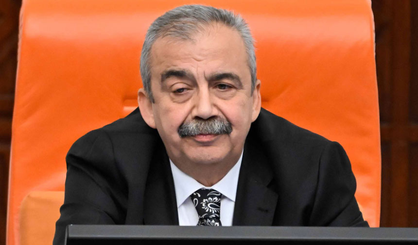 Sırrı Süreyya Önder'in sağlık durumuyla ilgili yeni gelişmeyi kardeşi duyurdu